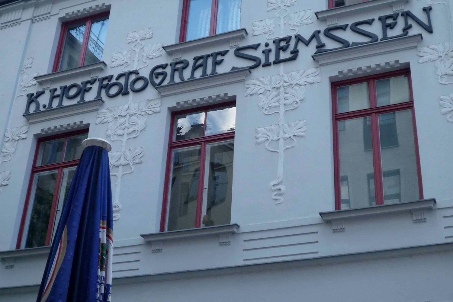 Eine Hausfassadenschrift in Augsburg