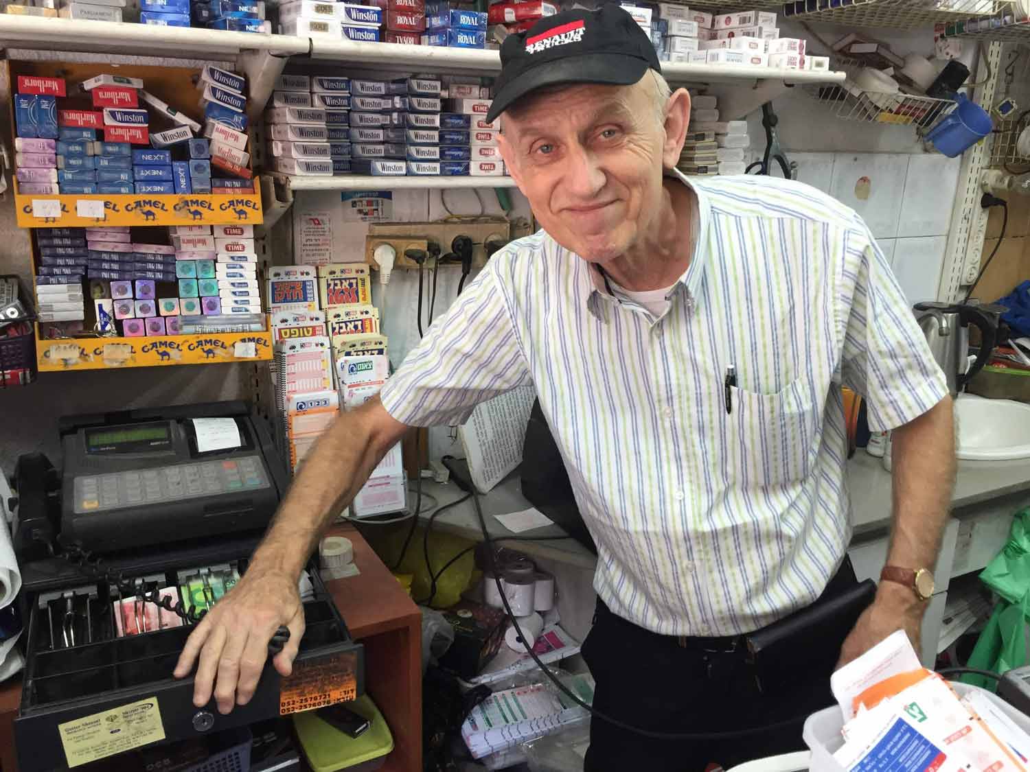 Zeitungsverkäufer Dvir aus Tel Aviv in seinem Kiosk