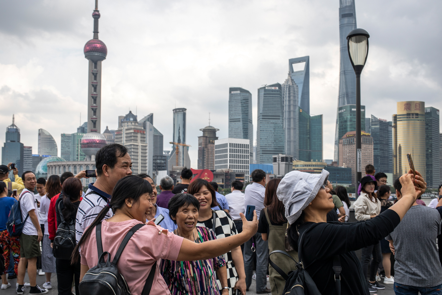 Torsten in Schanghai machen Selfies vor der Skyline der Stadt