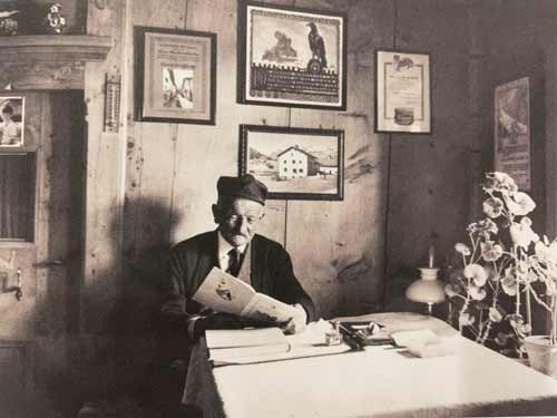 Christian Klucker in seinem Haus, wo sich auch das Postbüro befand. 