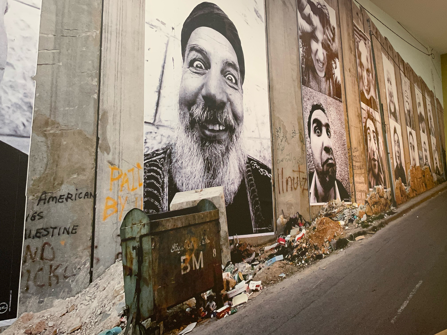 An der Trennmauer zwischen Palästina und Israel grosse Porträts von den Nachbarn