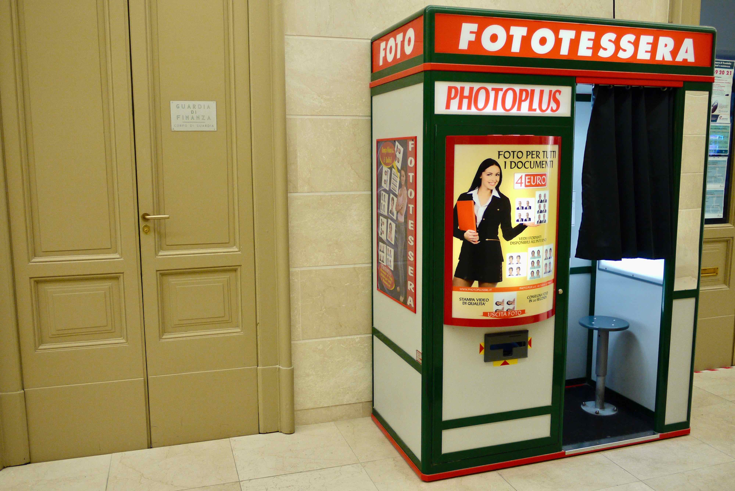 Ein Fotoautomat, in dem man Passbilder erstellen kann